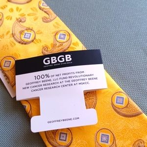 NWT Men's handsome Geoffrey Beene Tie. Goldenrod main color